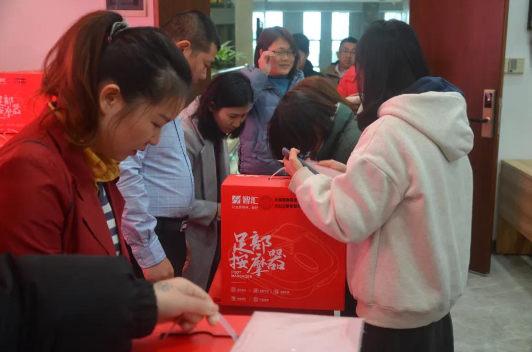 The staff's family members received cards, gifts and red packets on behalf of the elderly.