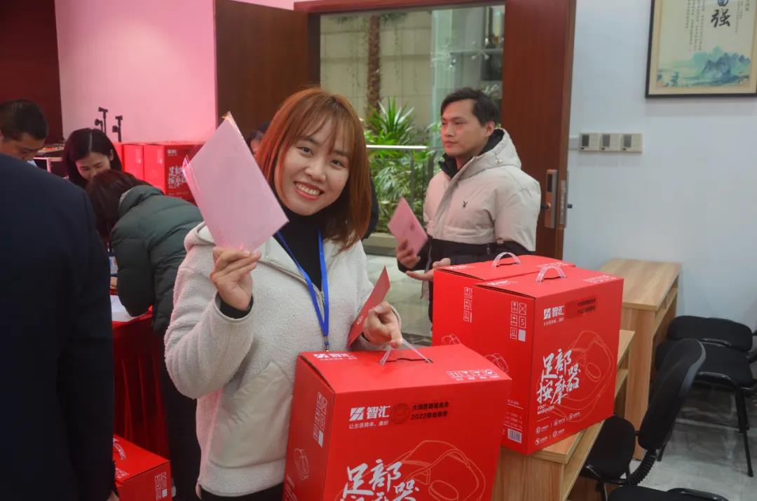 The staff's family members received cards, gifts and red packets on behalf of the elderly.