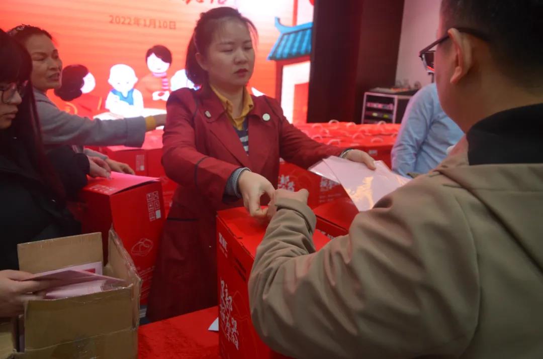 The staff's family members received cards, gifts and red packets on behalf of the elderly.